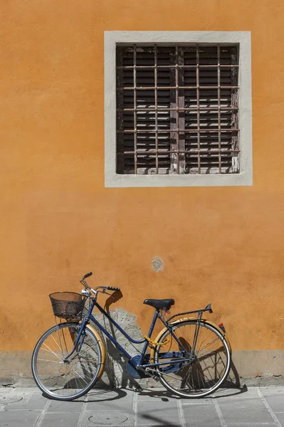 在旧的街道 在意大利托斯卡纳 自行车 — 图库照片