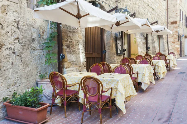 Güzel ve rahat kaldırım kafe tatil kasabası San Gimignano, Toskana, İtalya