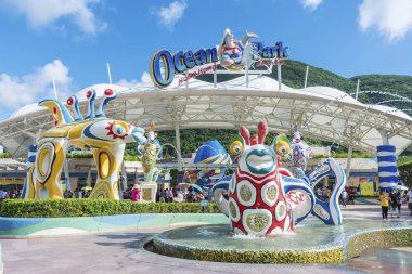 Hong Kong, Çin - 24 Temmuz 2017: Ana giriş Ocean Park Hong Kong. Ocean Park grant panda ve yunus gibi bir hayvan tema park sergiler var. Hong Kong ünlü tema parkları biridir.