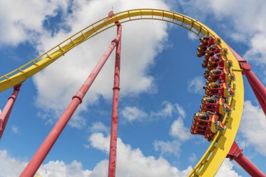 Mavi gökyüzü ile Rollercoaster binmek