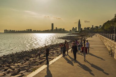 Shenzhen, Çin - 08 Şubat 2019: Shenzhen City, Çin deniz kıyısındaki yürüyen turist