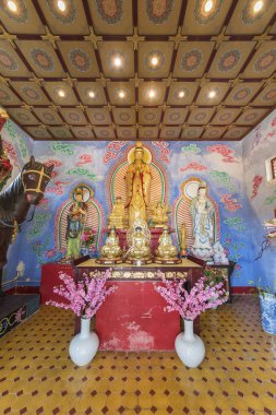 Çin, Hong Kong 'daki On bin Buda Manastırı' nın sunağı.