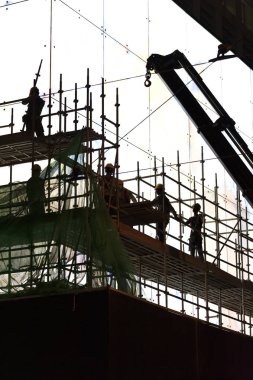 İnşaat işçisi iş yerinde silüeti