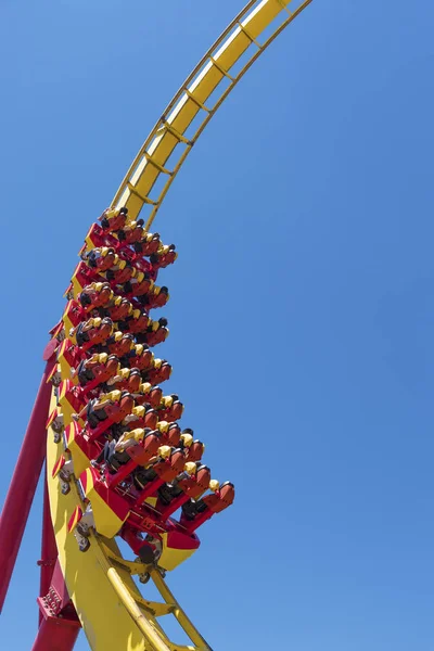 Rollercoaster Ride Contro Cielo Blu — Foto Stock