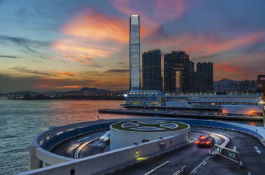 Gün batımında Hong Kong şehrinin silüeti