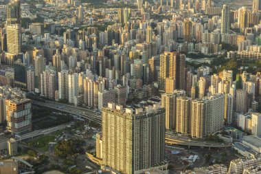 Gün batımında Hong Kong şehrinin hava manzarası