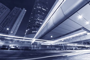 Geceleyin Hong Kong şehir merkezinde trafik vardı.