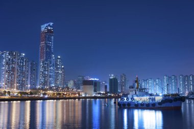 liman ve gece Hong Kong şehir manzarası