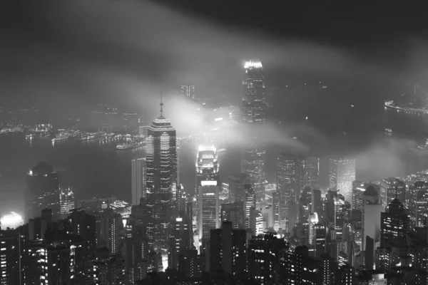 Vista noturna enevoada do porto de Victoria na cidade de Hong Kong — Fotografia de Stock