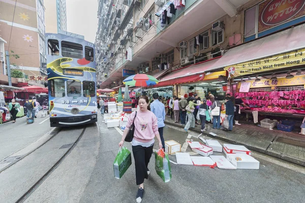 Hong Kong, Chine - 27 février 2019 : Passin de tramway à deux étages — Photo