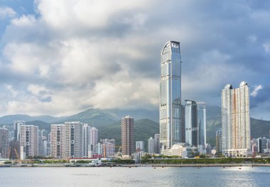 Hong Kong şehrinin silueti ve limanı.