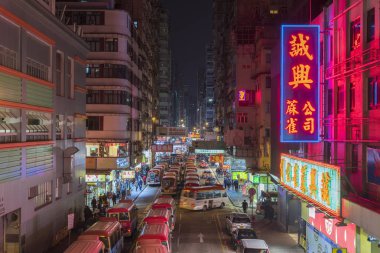 Hong Kong, Çin - 09 Aralık 2017: Mongkok bölgesinde gece Hong Kong, Çin. Mongkok Kowloon Yarımadası'nda Hong Kong en yoğun ve kalabalık bölgesinde olduğunu