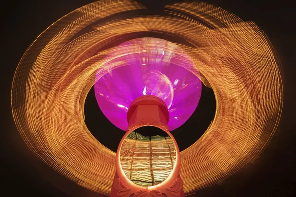 Carrusel de colores en movimiento en el parque temático — Foto de Stock