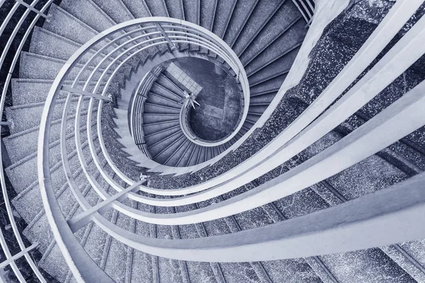 Escalera de caracol moderna vacía, vista desde arriba —  Fotos de Stock