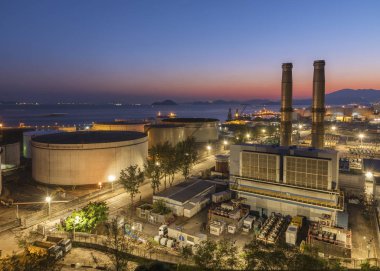 Gün batımında Hong Kong 'da elektrik santrali.