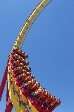 Rollercoaster Ride (karşı mavi gökyüzü)