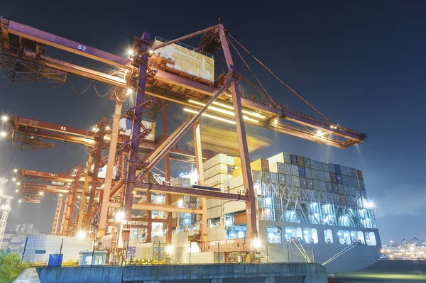 Kargo limanında gece Hong Kong şehir