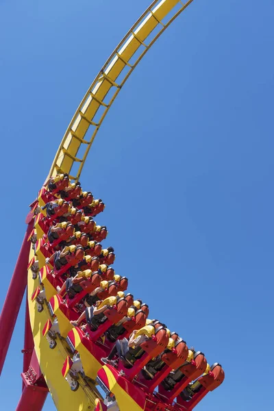 Rollercoaster Ride Contro Cielo Blu — Foto Stock