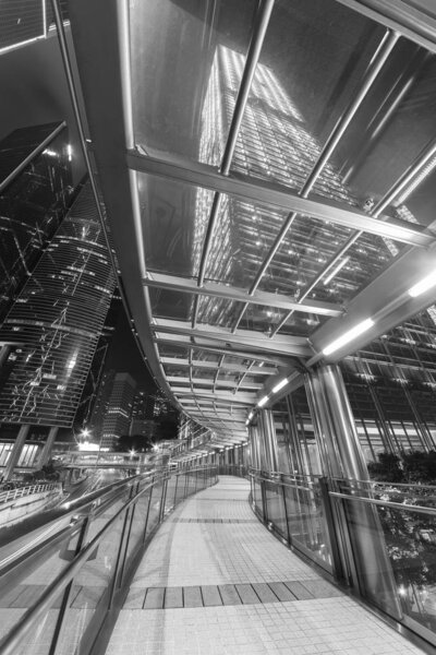 Современная пешеходная дорожка в центре Гонконга ночью