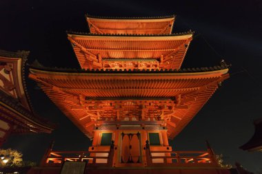 Uzun boylu pagoda kule Kyoto Japonya'da Kiyomizu Tapınağı. Unesco Dünya Mirası listelenen Kiyomizu-dera olduğunu