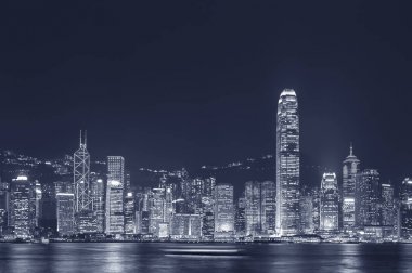 Geceleri Hong Kong 'un Victoria Limanı Panoraması