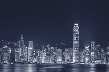 Geceleri Hong Kong 'un Victoria Limanı Panoraması