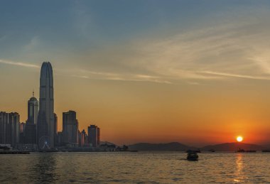 Victoria Harbor of Hong Kong günbatımı altında