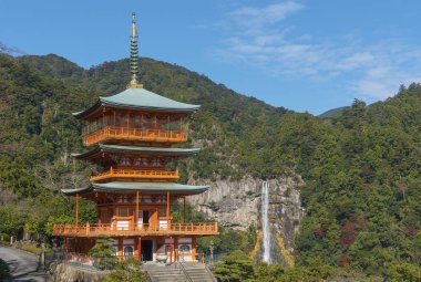 Nachi ile Seiganto-ji Tapınağı pagoda Nachi Katsuura, Wakayama, Japonya, arka plan yok Taki sonbaharda doğal görünümünü