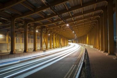 Tünelde ışık yolları ve trafik ışıkları