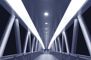 Karanlıktaki modern boş ayak köprüsü
