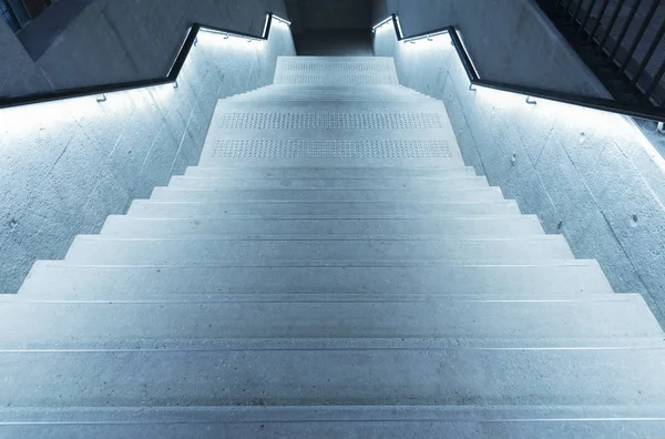 Vieil Escalier Vide Illuminé Dans Noir — Photo