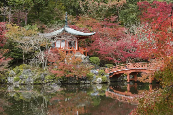 紅葉の季節の醍醐寺の紅葉が美しい日本庭園の牧歌的な風景 — ストック写真