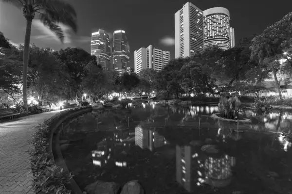 อาคารส กงานส งและสวนสาธารณะในใจกลางเม องฮ องกงตอนกลางค — ภาพถ่ายสต็อก
