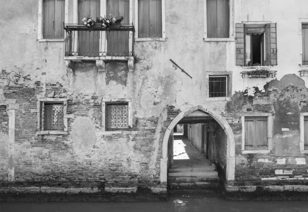 意大利威尼斯旧住宅楼外墙 — 图库照片