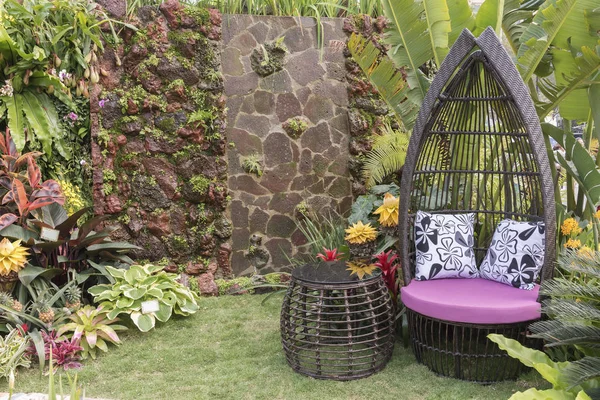 gündüz çiçek bahçesinde koltuk 