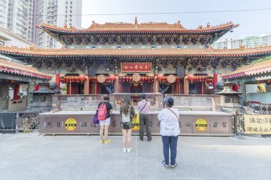 Hong Kong, Çin - 24 Nisan 2019 : Wong Tai Si'yi ziyaret eden turist