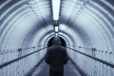 Tünelin sonunda duran adamların silueti. 