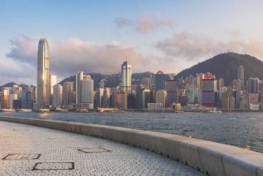 Hong Kong 'un Victoria Limanı' nda gezinti.