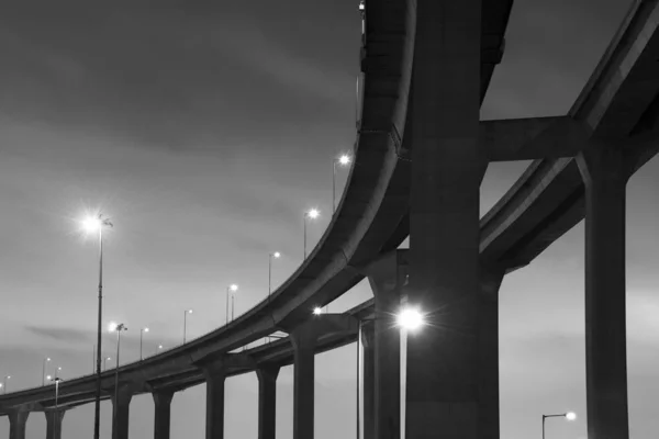 Autoroute ou pont surélevé la nuit — Photo