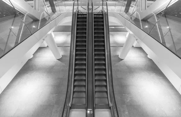 현대식 건물의 에스컬레이터와 계단 — 스톡 사진