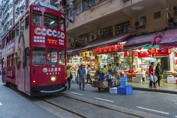 Hong Kong, Chine - 15 février 2019 : Passin de tramway à deux étages — Photo