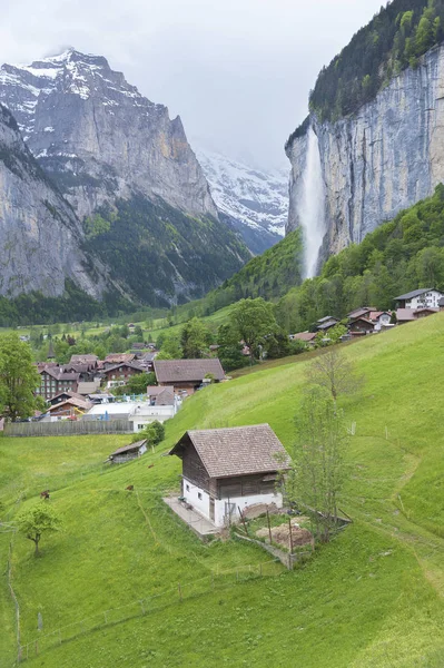 Idylická krajina v údolí Lauterbrunnen v Bernské Alpách, S — Stock fotografie