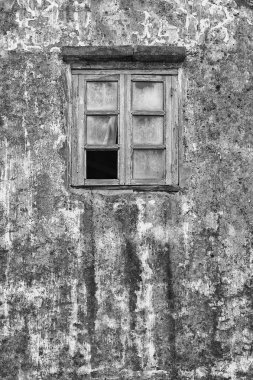 Kırık pencereyi duvar