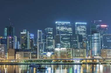 Geceleri Hong Kong şehir merkezinin silüeti