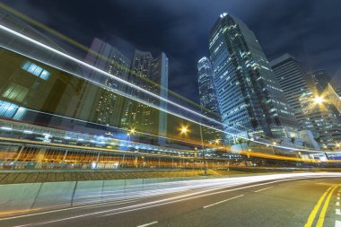 Geceleyin Hong Kong şehir merkezinde trafik vardı.