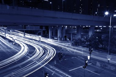 Hong Kong sokakta gece trafik ışık yollar