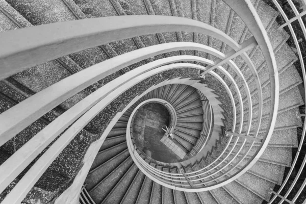 空旷的现代螺旋式楼梯，从顶部看 — 图库照片