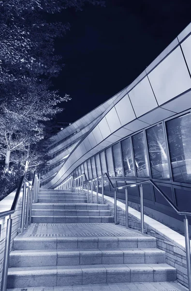Nowoczesne schody w parku publicznym w nocy — Zdjęcie stockowe
