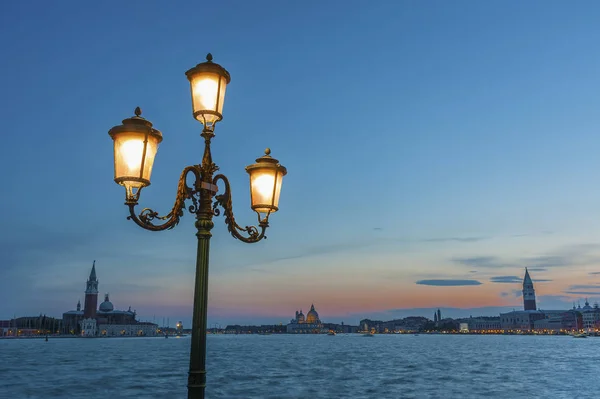 Klassisk gatubelysningen i lagunen i Venedig, Italien — Stockfoto