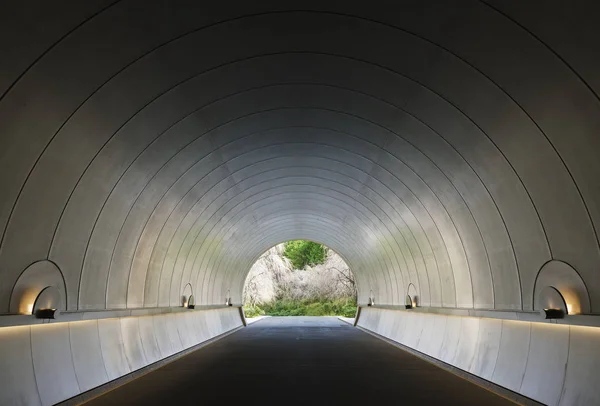 Bahçeye fütüristik bir tünel. soyut arka plan oluşturma — Stok fotoğraf